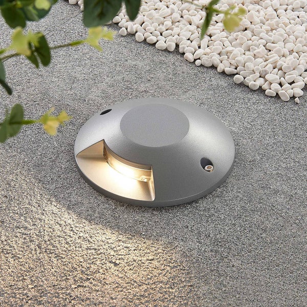 Runder LED-Bodeneinbaustrahler für außen, flach, Gehäuse aus Metall, seitlicher Lichtaustritt.