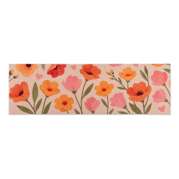 Rechteckiger Teppichläufer mit floralem Muster aus Blumen, Blättern und kleinen Herzen.