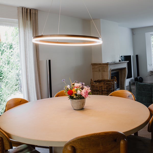 Esszimmer mit rundem Tisch, Stühlen und Ring Leuchte