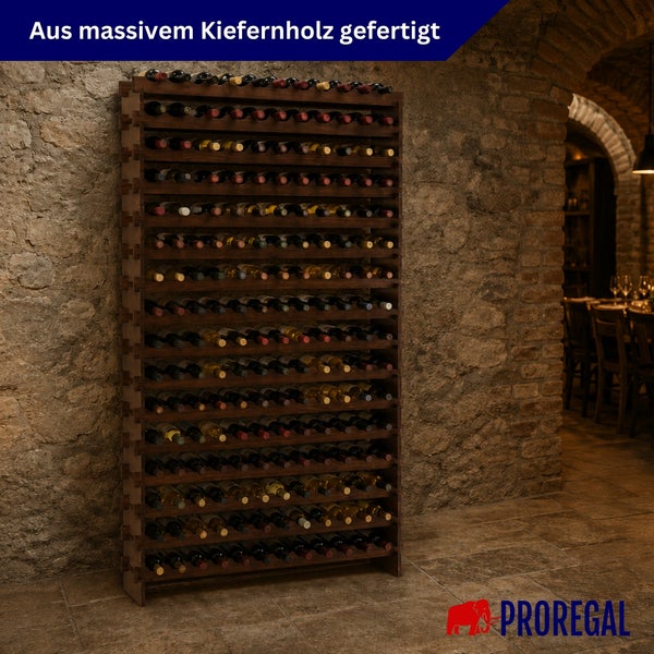 Großes Weinregal aus massivem Kiefernholz, vollbestückt mit Weinflaschen in einem rustikalen Weinkeller vor einer Steinwand.