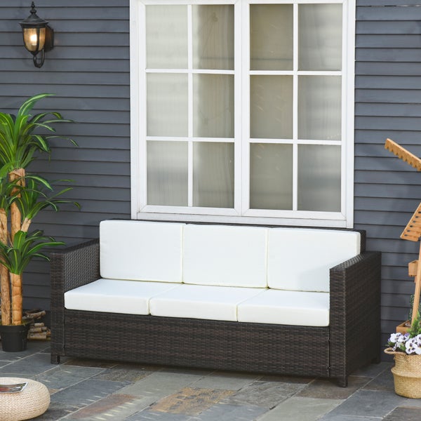 Nahaufnahme eines Gartenmöbels aus Polyrattan