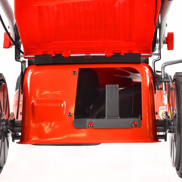 Rückansicht eines roten Rasenmähers mit geöffneter Heckklappe und Blick auf das Auswurfsystem.