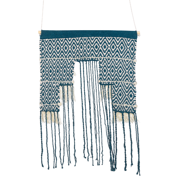 Wandbehang aus Textil in Blau und Weiß mit Rautenmuster, Fransen und Holzstab.