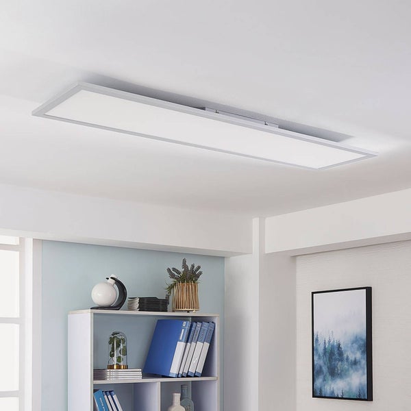 Rechteckige LED-Panel Deckenleuchte mit schmalem Rahmen, montiert in einem hellen Zimmer über einem Regal mit Büromaterial.