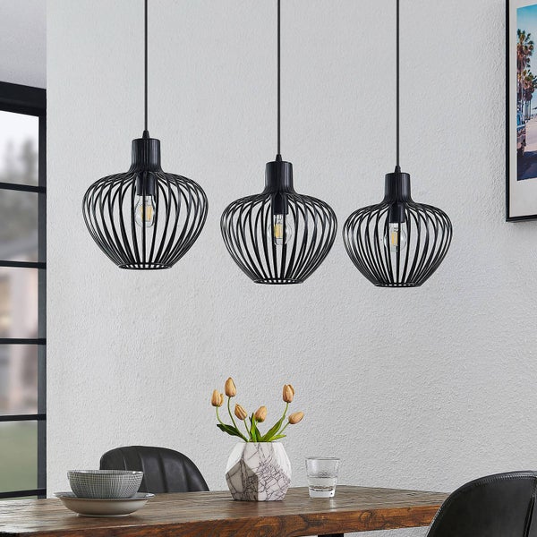 Dreiflammige Pendelleuchte im Käfig-Design aus Metall über einem Esstisch aus Holz in einem hellen, organisierten Esszimmer.