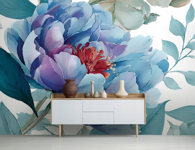 Wandbild mit Blumenmuster über einem Sideboard mit Dekorationsgegenständen