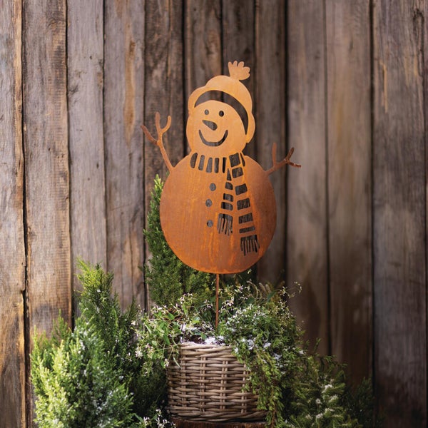 Weihnachtliche Gartenstecker in Schneemannform aus Metall mit Edelrost Patina als Dekoration für den Außenbereich.