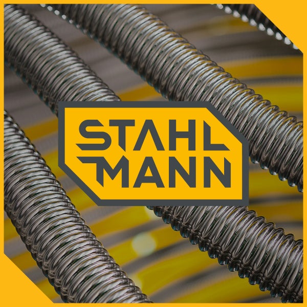 Stahlmann Logo vor metallischen Wellschläuchen.