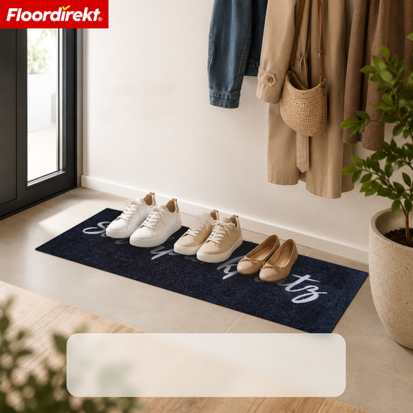Fußmatte mit Schriftzug in einem hellen Eingangsbereich mit Schuhen und Garderobe. Floordirekt Logo.