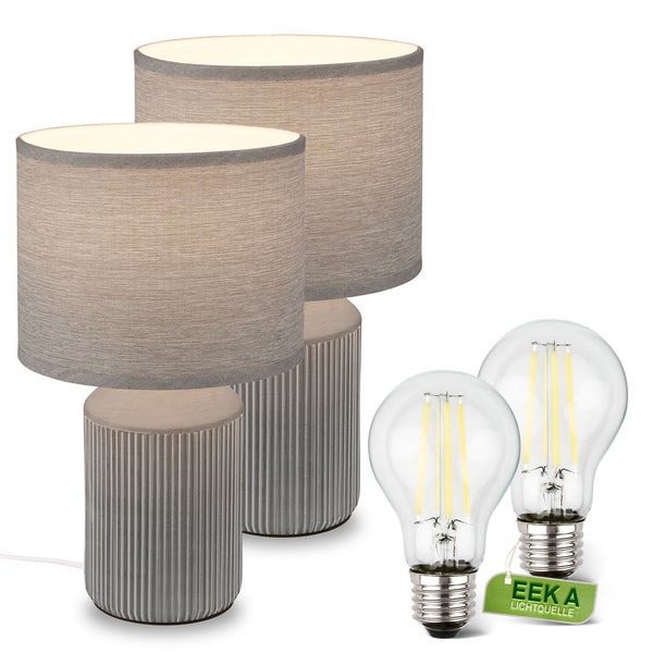 Set aus zwei Tischleuchten mit geriffeltem Sockel und Stoffschirm sowie zwei LED Filament Leuchtmitteln der Energieeffizienzklasse A.