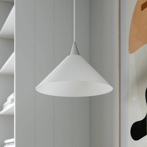 Kegelförmige Pendelleuchte in einem hellen, modern gestalteten Raum mit Wandpaneelen und Regalen.
