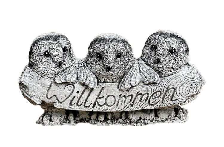 Gartendekoration aus Steinguss: Drei Eulen halten ein Schild mit der Aufschrift Willkommen.
