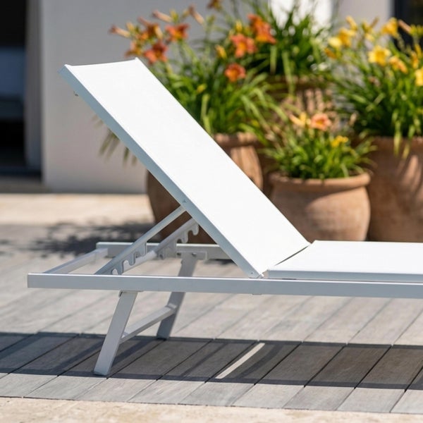 Sonnenliege aus Aluminium mit mehrfach verstellbarer Rückenlehne auf einer Holzterrasse im Außenbereich.