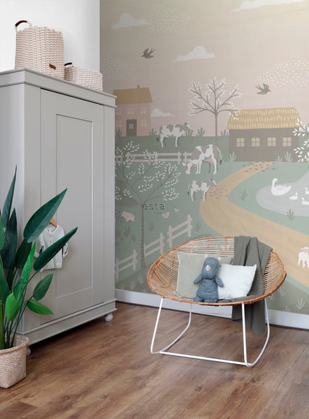 Kinderzimmer mit Tapete, Schrank, Korbstuhl und Zimmerpflanze