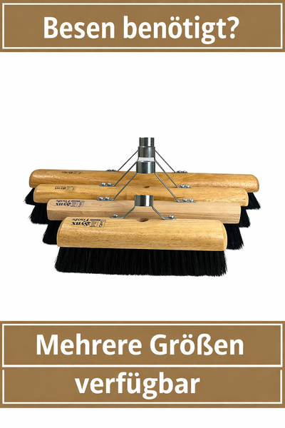 Mehrere Straßenbesen mit Holzstiel und schwarzem Besatz