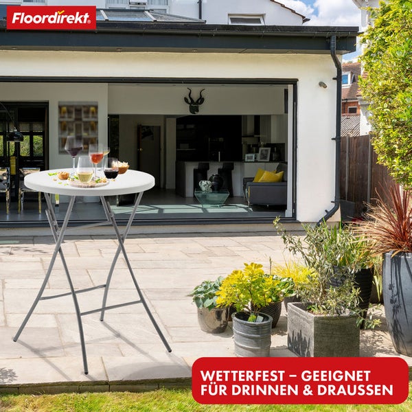 Klappbarer Stehtisch auf einer Terrasse mit Getränken, wetterfest für drinnen und draußen, Floordirekt Logo.