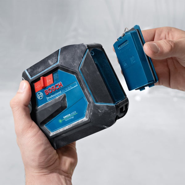 Bosch Logo. Person hält einen Bosch Professional GLL 20-22 G Linienlaser mit eingesetztem Akku.