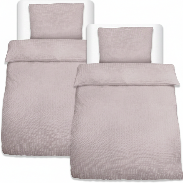 Zweiteiliges Bettwäsche-Set aus Seersucker in hellem Altrosa, bestehend aus Kopfkissenbezug und Bettbezug.