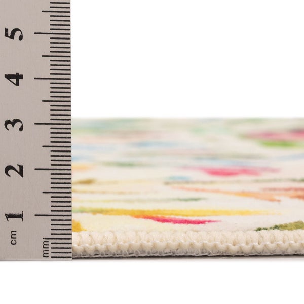 Bunter Teppich mit einem Lineal zur Messung der Florhöhe von zirka 1 Zentimeter.