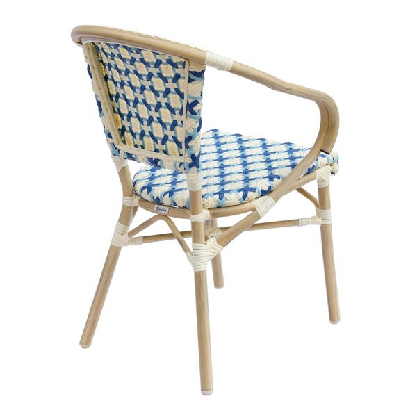 Bistrostuhl für den Garten mit blau-weiß geflochtener Sitzfläche und Rückenlehne, Rahmen in Holzoptik und Armlehnen.