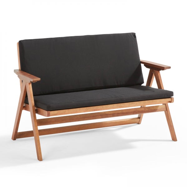 Zweisitzer Gartenbank aus Holz mit schwarzen Sitz- und Rückenkissen.