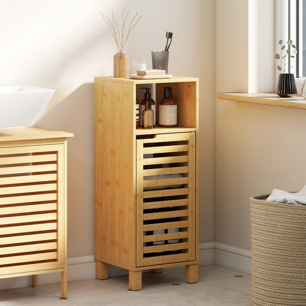 Badezimmer mit Bambuskommode, Waschbecken und Wäschekorb für eine helle und organisierte Atmosphäre.