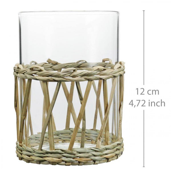 Windlicht aus Glas mit Sockel aus geflochtenen Naturfasern, Höhe 12 Zentimeter.
