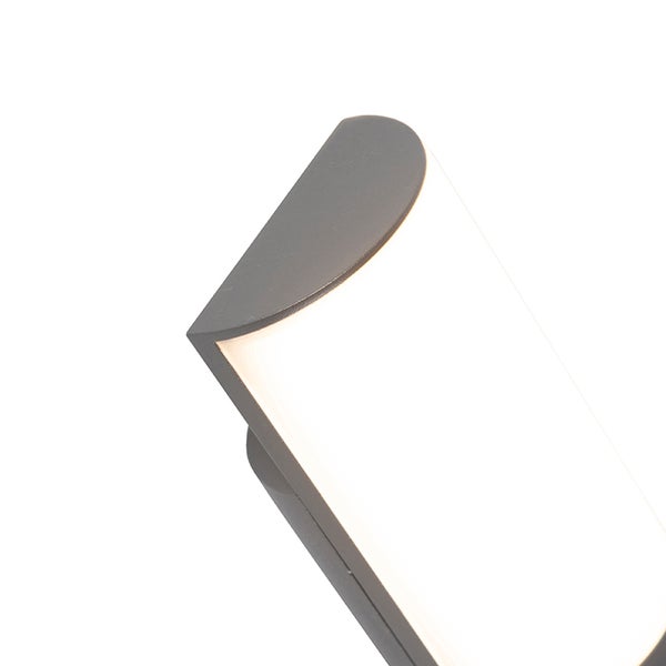 Nahaufnahme einer modernen LED Außenwandleuchte aus anthrazitfarbenem Metall mit gebogenem weißem Kunststoffdiffusor.