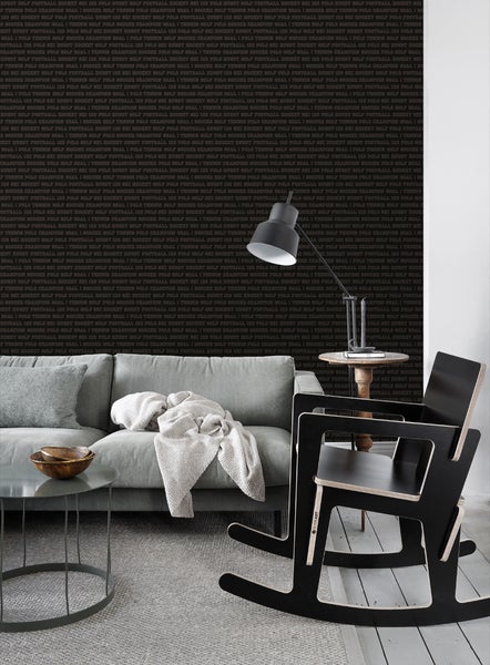 Wohnzimmer mit Sofa, Lampe, Tisch und Tapete mit Schriftmuster