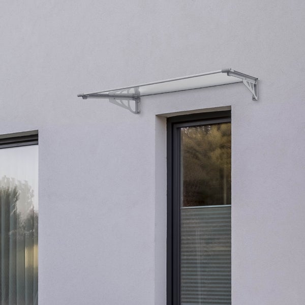 Ein moderner Vordachbausatz montiert über einem schmalen Fenster an einer glatten Hauswand.