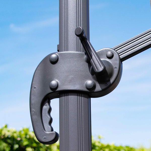 Detailansicht eines Sonnenschirm-Mechanismus mit Kurbel und Schiebegriff am profilierten Metallmast.