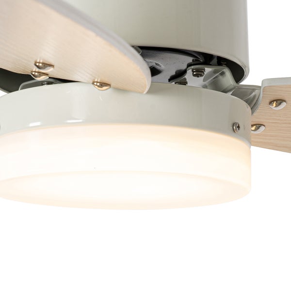 Deckenventilator mit integrierter weißer Leuchte und Rotorblättern aus hellem Holz.