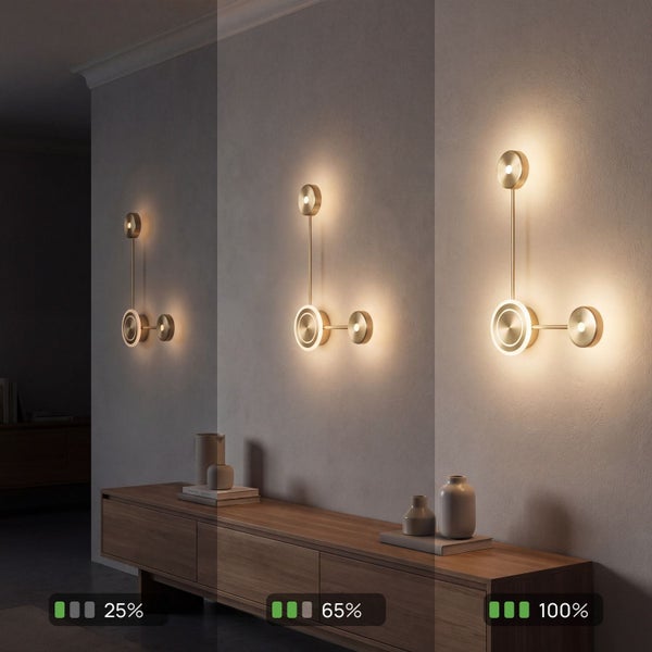 Moderne dimmbare LED-Wandleuchte in drei Stufen: 25 Prozent, 65 Prozent und 100 Prozent Helligkeit. Aufgeräumtes Ambiente mit Sideboard und Vasen.