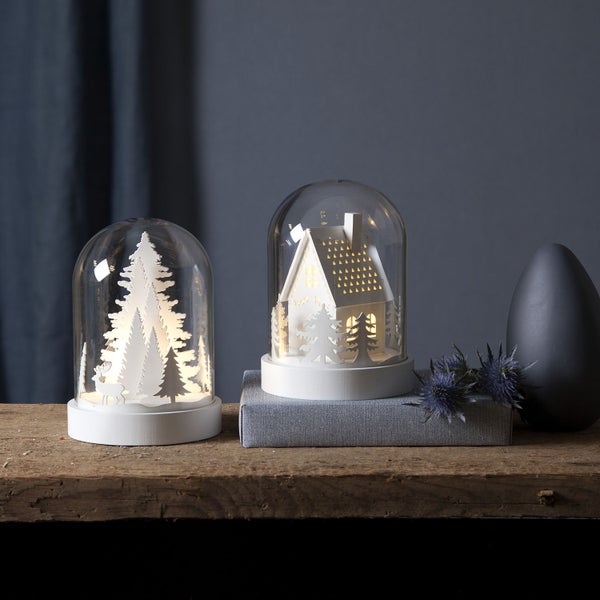 Dekorative Schneekugeln mit Haus und Tannenbaum für die Weihnachtszeit