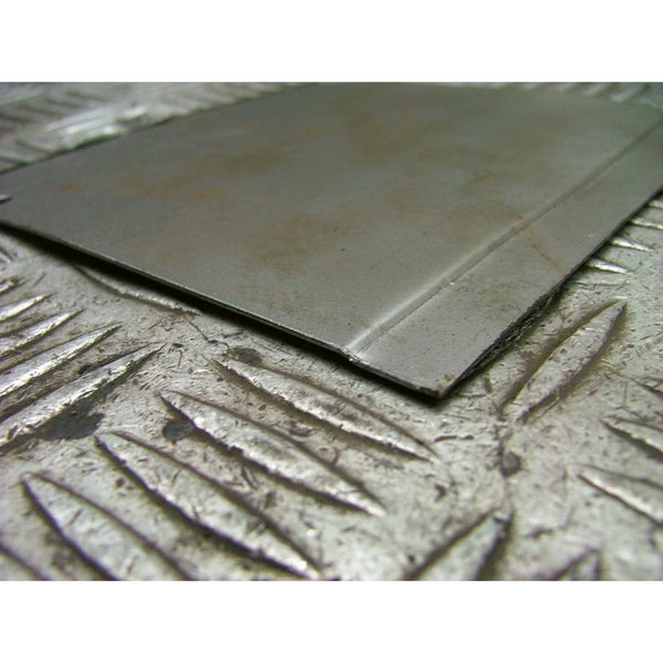 Metallblech auf geriffelter Metalloberfläche