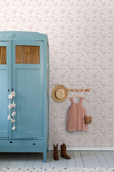 Dekoratives Zimmer mit gemusterter Tapete, Kleiderschrank und Accessoires