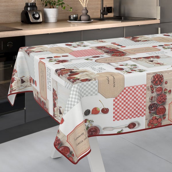 Tischdecke mit Erdbeer-, Kirsch- und Himbeermuster auf einem Küchentisch