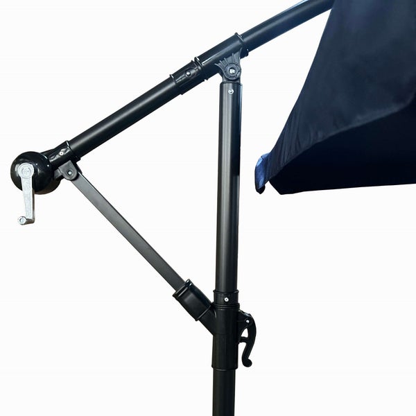 Detailansicht eines Sonnenschirms mit Kurbelmechanismus