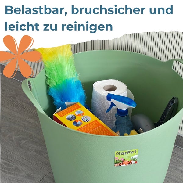 Eimer mit Reinigungsmitteln wie Staubwedel, Küchenrolle und Sprühflasche