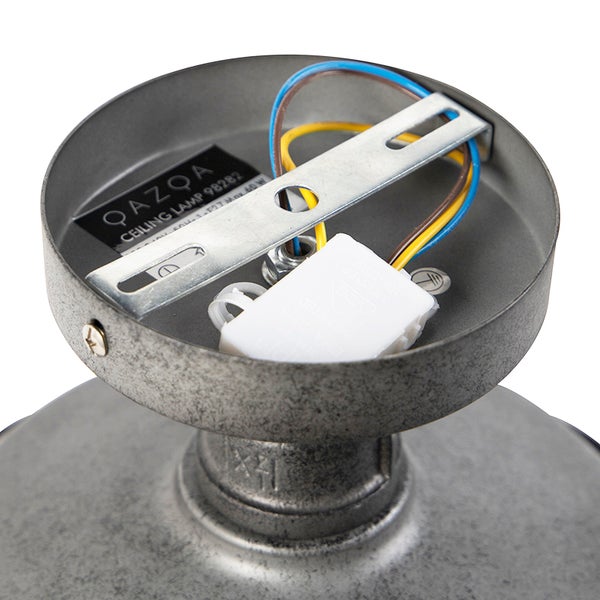 Innenansicht einer Deckenleuchte mit Verkabelung