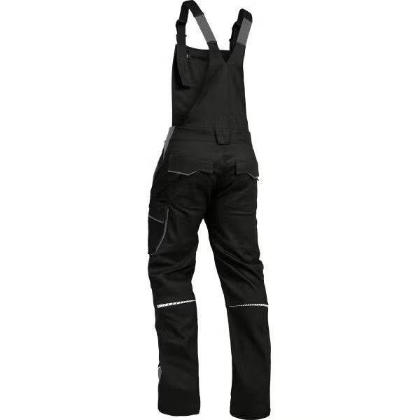 Schwarze Latzhose für die Arbeit mit verstellbaren Trägern, mehreren Taschen und Reflexstreifen, Ansicht von hinten.