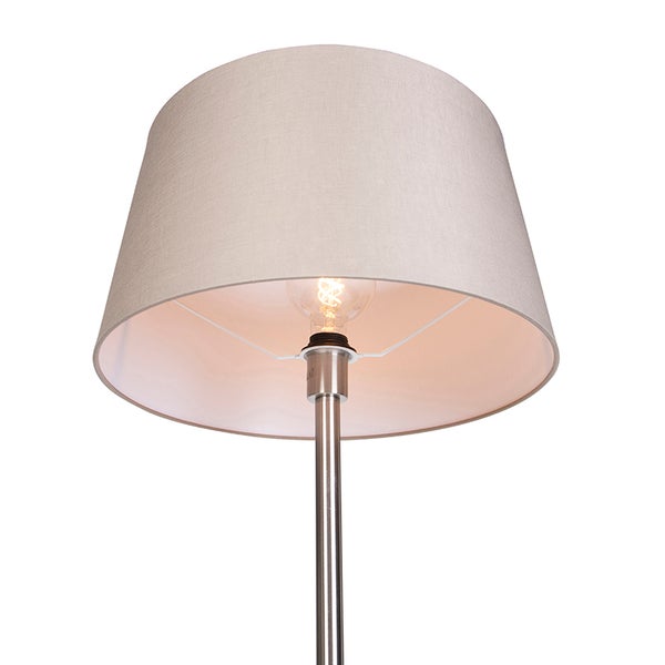 Stehleuchte mit rundem Textilschirm und Metallständer, Detailansicht von unten mit leuchtendem Leuchtmittel.