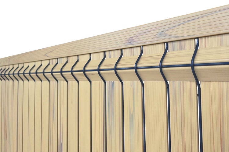 Holzzaun mit vertikalen Lamellen und Drahtbefestigung