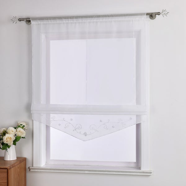 Fenster mit weißem, transparentem Faltrollo mit Blumenmuster