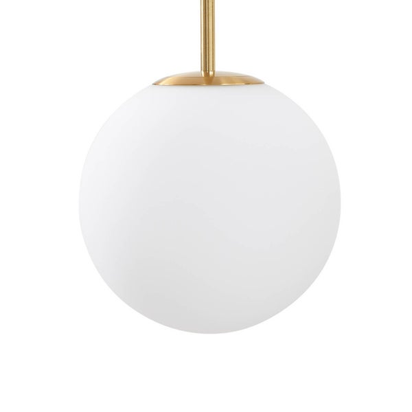 Pendelleuchte mit kugelförmigem Schirm aus Opalglas und goldfarbenem Metallstab.