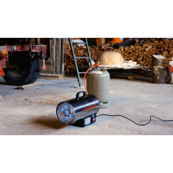 Rothenberger Industrial Gasheizgebläse Roturbo 19000 angeschlossen an eine Gasflasche in einer Werkstatt oder Scheune.