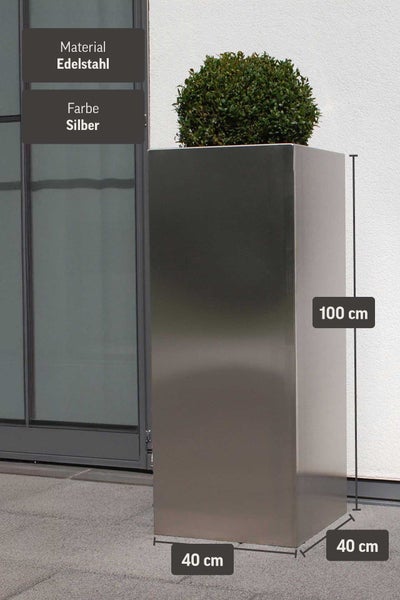 Hoher silberner Pflanzkübel aus Edelstahl, Maße 40 mal 40 mal 100 Zentimeter, mit einem grünen Strauch im Außenbereich.