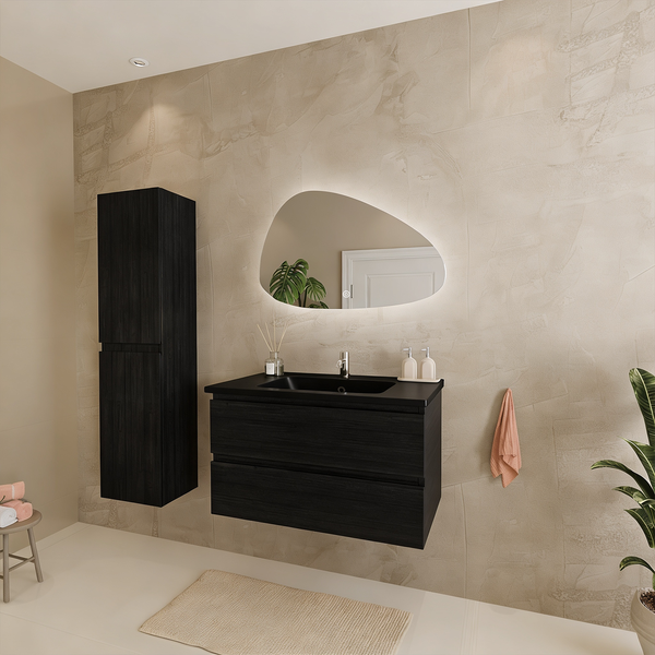 Modernes Badezimmer mit hängendem Waschtisch in Holzoptik, dazu ein passender Hochschrank und ein asymmetrischer Spiegel mit LED Beleuchtung.