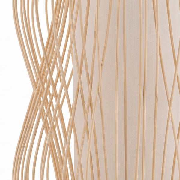 Detailansicht einer dekorativen Lampe mit einem Schirm aus Textil und einem gitterartigen Holzgestell.