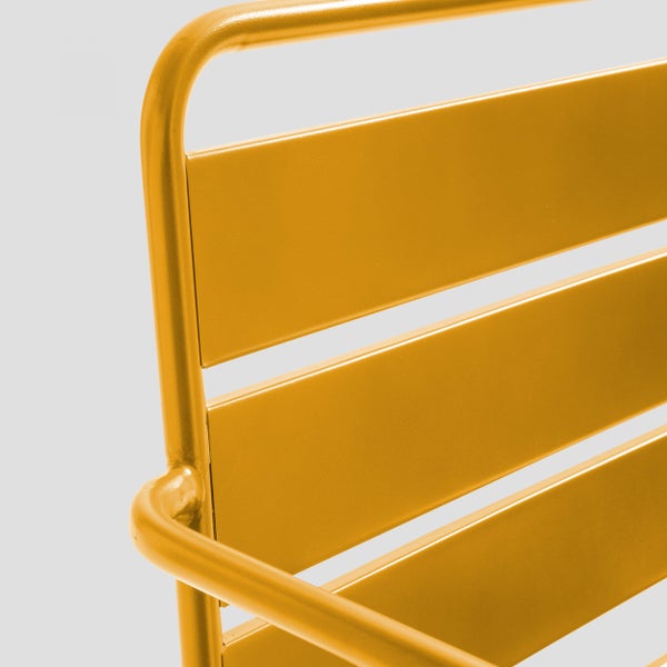 Detailansicht einer gelben Gartenbank aus Metall mit flachen Querstreben.